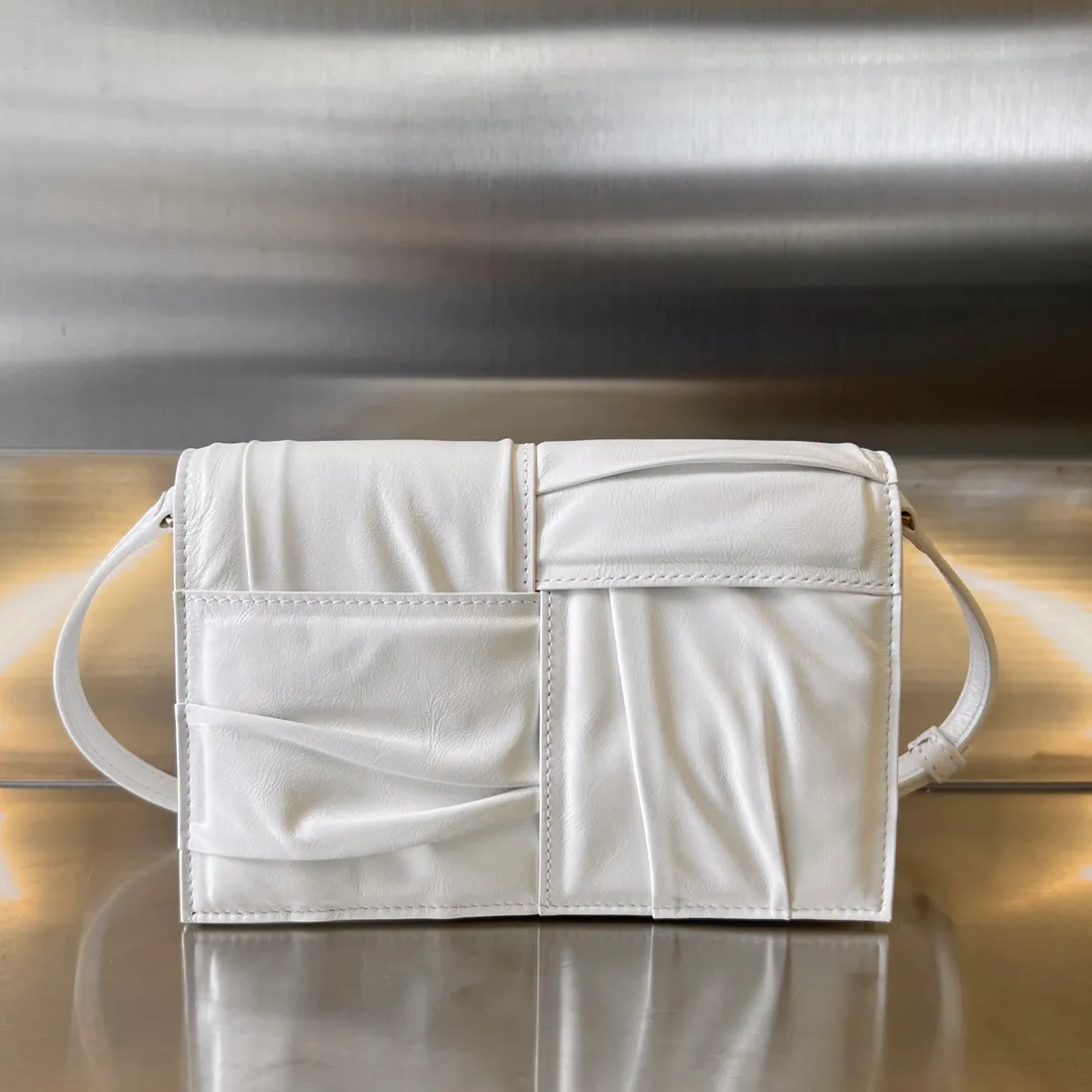 #Bv 2023 new cassette bag 🎈731243 The pleated bag shape is full of details ~ Made of waxed calfskin, soft and soft texture, both gloss and saturation. It has its own card slot and zipper design. Small cards can also be sorted. Very practical. The shoulder strap can be adjusted at will and can be worn on the shoulder/crossbody. The size is suitable for everyone. Size: 19x13.5x3.5 p1920